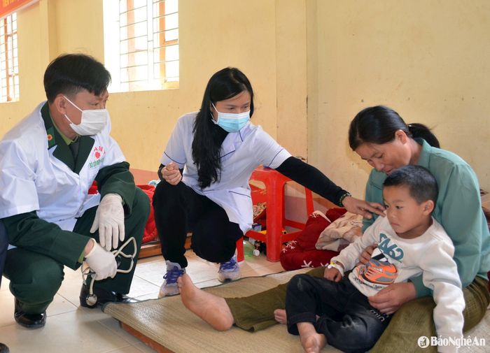 Khu cách ly, điều trị ra đời nhằm nâng cao hiệu quả công tác điều trị, tạo tiện ích cho người bệnh, tránh tình trạng lây nhiễm chéo ở cơ sở y tế. Để khu cách ly, điều trị hoạt động tốt, Trung tâm Y tế huyện Tương Dương đã cử 2 cán bộ y tế (trong đó có 01 bác sĩ người Mông) vào phối hợp với 2 cán bộ trạm y tế xã và 1 quân y Đồn Biên phòng Tam Hợp thực hiện nhiệm vụ. Ảnh: Thành Chung