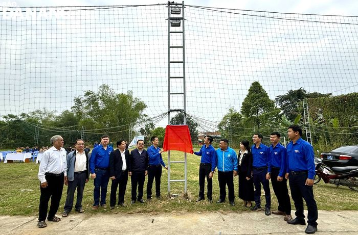 Thành đoàn – Hội Liên hiệp Thanh niên thành phố phối hợp với Công ty TNHH MTV Điện lực Đà Nẵng tổ chức khánh thành công trình chiếu sáng tại sân thể thao thôn Cẩm Nê, xã Hòa Tiến (huyện Hòa Vang).