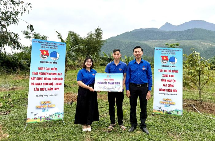Thành đoàn – Hội Liên hiệp thanh niên thành phố tặng “Vườn cây thanh niên” cho thanh niên khó khăn tại xã Hòa Bắc (huyện Hòa Vang).