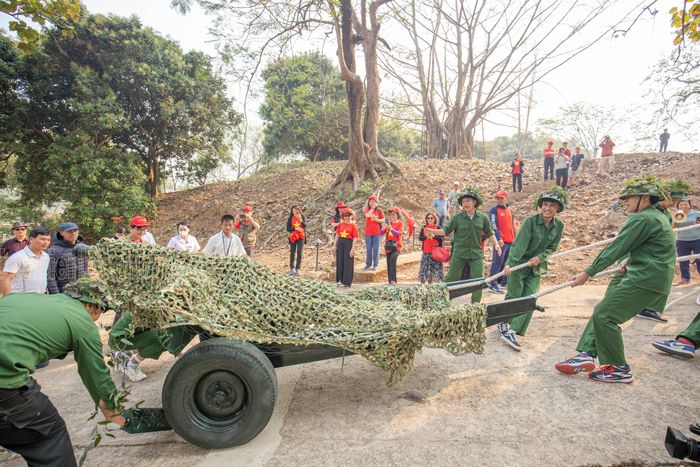 Phần thi kéo pháo tại đồi A1 trong Lễ hội Hoa Ban 2025.