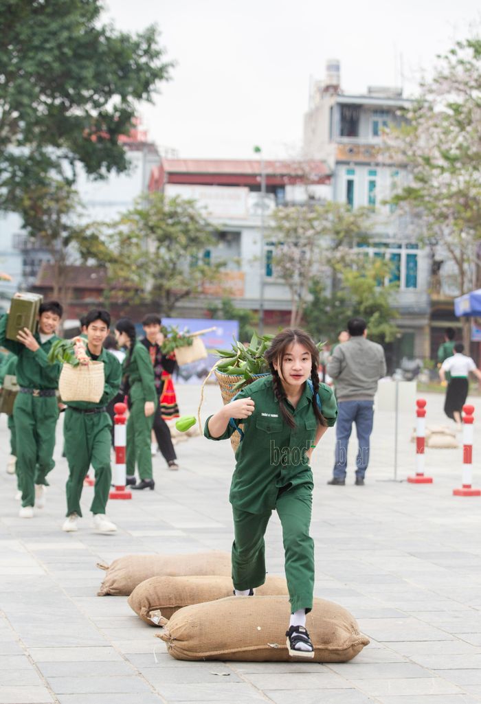Trải nghiệm tiếp tế lương thực vượt chướng ngại vật của các bạn học sinh Trường THPT Thanh Chăn.