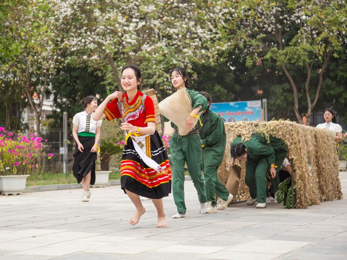 Các hoạt động trải nghiệm giúp thế hệ trẻ thêm hiểu biết hơn sự cống hiến, khó khăn gian khổ của thế hệ cha ông.