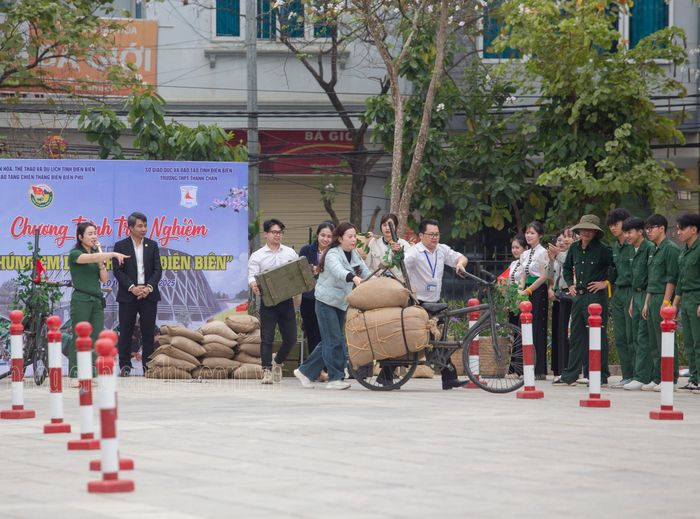 Cán bộ, nhân viên bảo tàng hướng dẫn học sinh Trường THPT Thanh Chăn thi tiếp lương tải đạn.