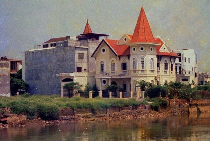 Tòa nhà bên sông Tam Bạc có thể đã “gây thương nhớ” cho nhiều người ở Hải Phòng, dù đã bị phá dỡ năm 2018. Ảnh chụp năm 1996
