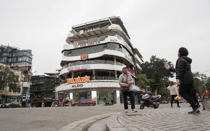 Tòa nhà “Hàm cá mập” những ngày này được rất đông người đến check-in