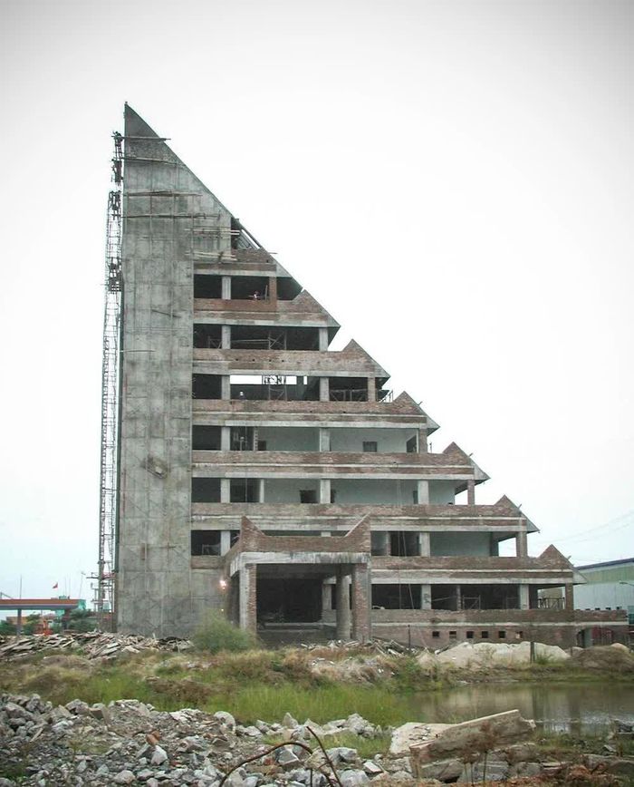 “Kim tự tháp” nghiêng bên Quốc lộ 5, ở thành phố Hải Dương khi đang xây dựng (ảnh chụp năm 2003)