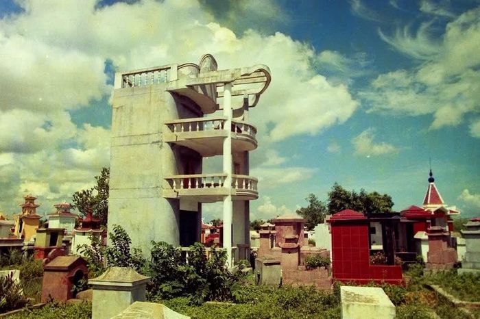 Kiến trúc lạ ở một nghĩa trang tại thành phố Hải Phòng (ảnh chụp năm 1996)