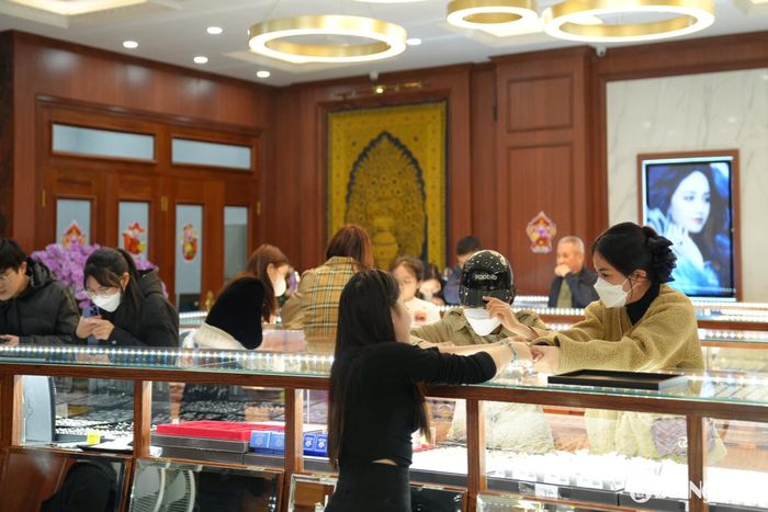 Nhiều yếu tố khiến người dân quyết định dồn tiền đầu tư vào vàng trong thời điểm giá vàng liên tục biến động như hiện nay. Ảnh: T.P