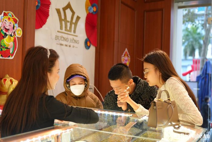 Trong khi đó, không ít người cân nhắc khi giá vàng dù giảm nhưng vẫn ở mức cao so với cuối tuần trước. Ảnh: T.P