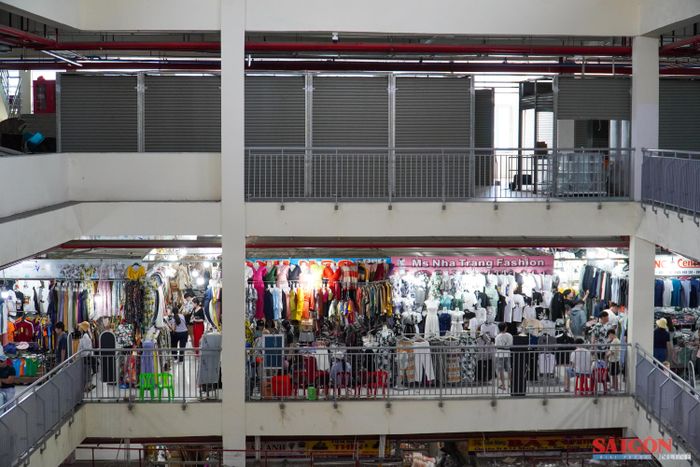  Các điểm kinh doanh còn trống tại chợ Đầm mới đủ để bố trí hết các hộ tiểu thương còn lại trong chợ Đầm tròn. Ảnh: HIẾU GIANG 