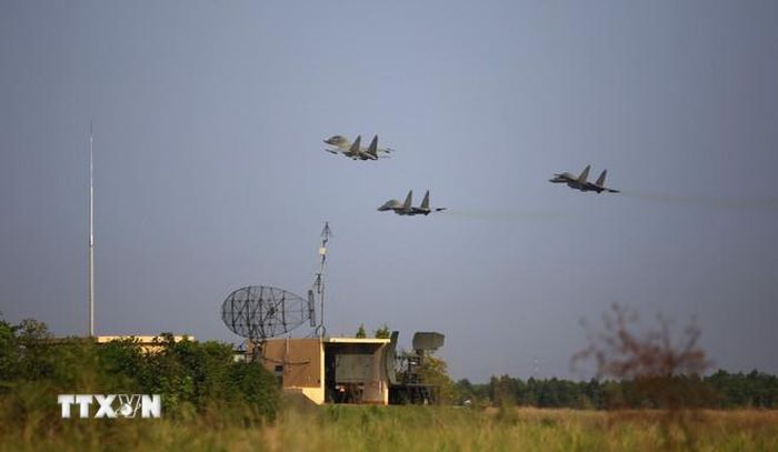  Su-30MK2 diễn tập bay theo biên đội 3 chiếc quanh khán đài giả định để tập luyện cho lễ kỷ niệm. (Ảnh: Lê Xuân/TTXVN) 