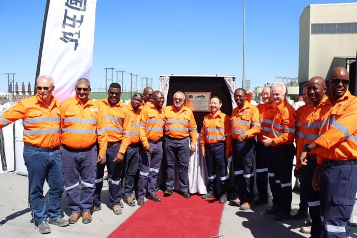  Các chuyên gia Trung Quốc và nước ngoài chụp ảnh tại mỏ đồng mỏ đồng Khoemacau ở Botswana. Ảnh: BW 
