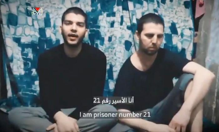 Hình ảnh hai con tin trong video do Hamas công bố. Ảnh chụp màn hình.