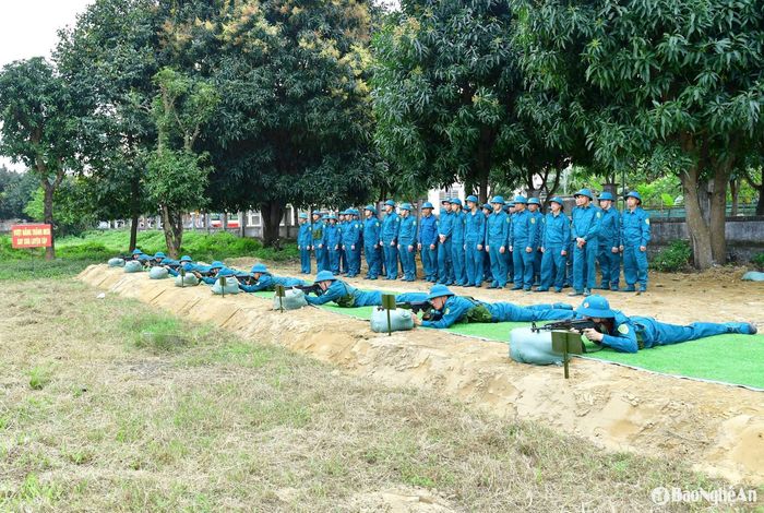 Để thực hiện tốt nhiệm vụ, dân quân tự vệ Nghệ An đã không ngừng chăm lo xây dựng lực lượng, giáo dục chính trị, huấn luyện quân sự... nâng cao năng lực mọi mặt, góp phần xây dựng nền quốc phòng toàn dân, gắn với thế trận an ninh nhân dân vững chắc. Ảnh: Bộ CHQS tỉnh