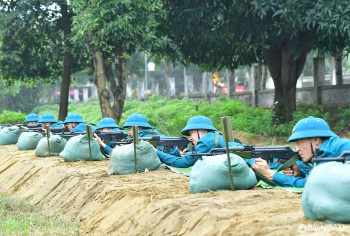 Đến nay, 787 đơn vị trong tỉnh có tổ chức lực lượng dân quân, trong đó, 412 đơn vị dân quân, 375 đơn vị tự vệ, với 47.410 đồng chí, đủ các quân, binh chủng, đạt 1,4% dân số; 29,3% đảng viên. Hàng năm có hàng vạn công dân đến độ tuổi dân quân tự vệ được đăng ký. Công tác tuyển chọn vào lực lượng dân quân tự vệ nòng cốt được tổ chức chặt chẽ theo tinh thần “dân cử, dân bàn, dân chăm sóc”. Ảnh: Bộ CHQS tỉnh