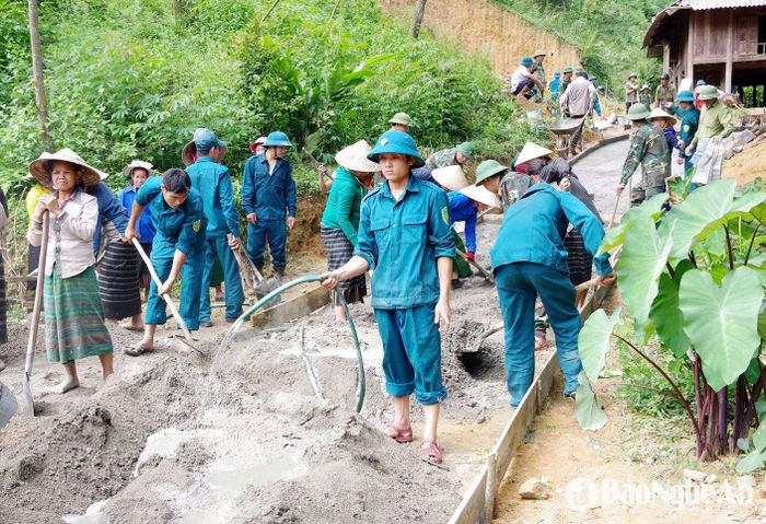 Lực lượng dân quân tự vệ Nghệ An đã thể hiện rõ là lực lượng gương mẫu, đi đầu trong thực hiện các đường lối, chủ trương, chính sách, pháp luật; các phong trào của địa phương, như làm đường giao thông nông thôn, kênh mương nội đồng. Giúp dân xóa đói, giảm nghèo, xóa nhà tranh, tre dột nát. Ảnh: Bộ CHQS tỉnh