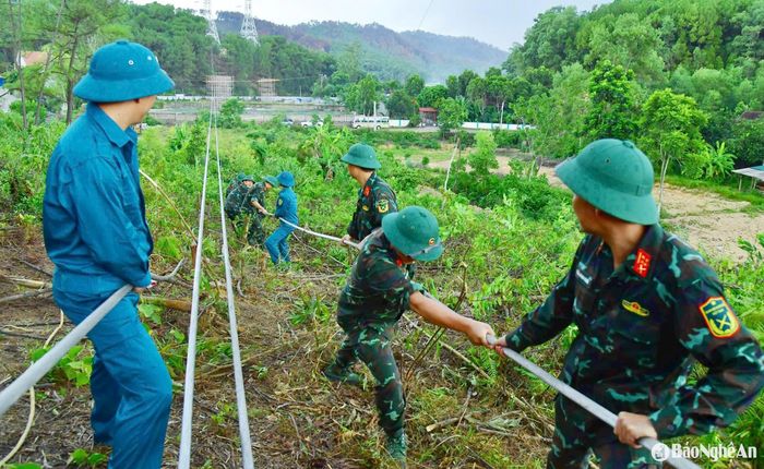 Từ năm 2015 đến nay, lực lượng dân quân tự vệ trên địa bàn tỉnh đã huy động hơn 700.000 lượt người, với hơn 3 triệu ngày công... để thực hiện xây dựng các công trình xóa đói, giảm nghèo, xây dựng nông thôn mới và phòng, chống thiên tai, cứu hộ, cứu nạn. Ảnh: Bộ CHQS tỉnh