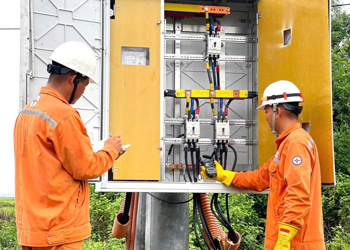 Nhân viên ngành điện kiểm tra tình hình vận hành trạm biến áp. Ảnh: TRỌNG HÙNG