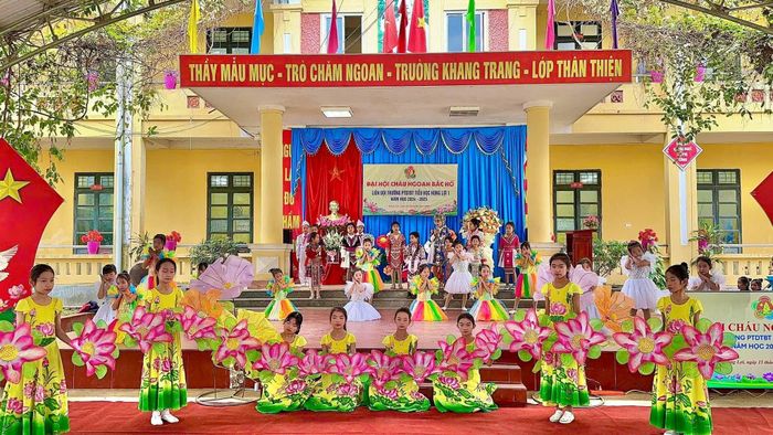 Những bông hoa, những bài ca của các em thiếu nhi dâng lên Bác Hồ kính yêu.