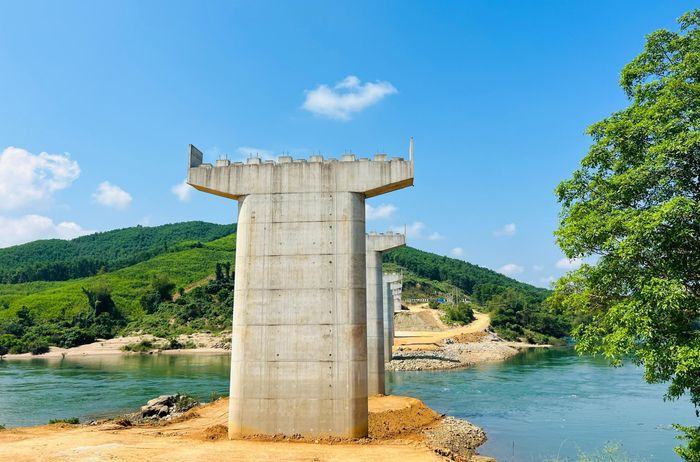 Dự án cầu Tân Bình và đường dẫn Quốc lộ 14E cũng đang đối mặt với rủi ro thiếu đất đắp.