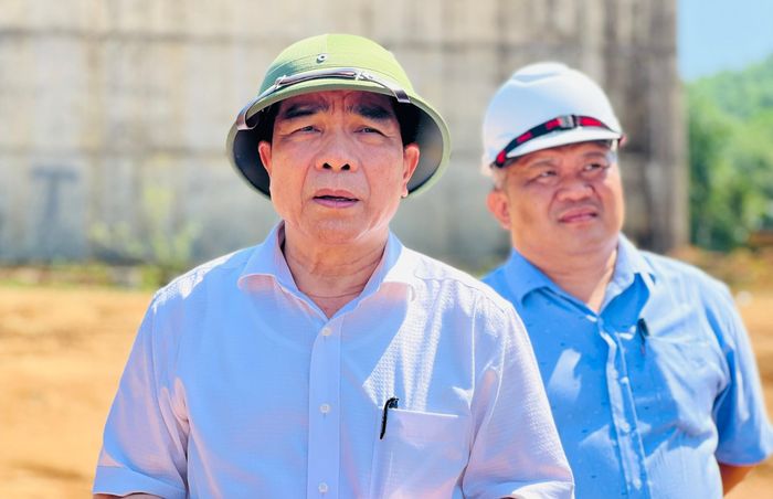 Chủ tịch UBND tỉnh Quảng Nam Lê Văn Dũng đi kiểm tra thực tế các công trình.