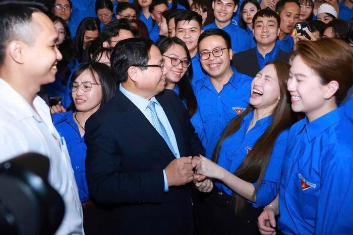 Nữ ca sĩ vinh dự được bắt tay và trò chuyện cùng Thủ tướng tại buổi đối thoại "Thanh niên Việt Nam tiên phong phát triển khoa học công nghệ, đổi mới sáng tạo và chuyển đổi số quốc gia". (Ảnh: FBNV)