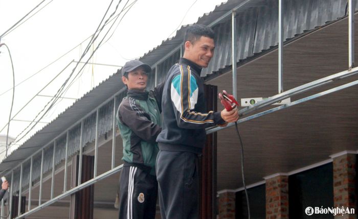 Các cơ sở kinh doanh tập trung tu sửa, trang trí hàng quán. Ảnh: Quang An