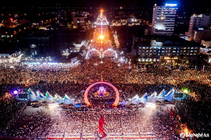 Biển người về với Cửa Lò trong Khai mạc Lễ hội du lịch biển Cửa Lò 2024. Ảnh tư liệu BNA