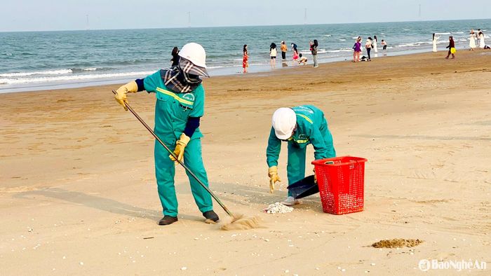 Công nhân vệ sinh môi trường dọn sạch bãi biển Cửa Lò. Ảnh: Quang An