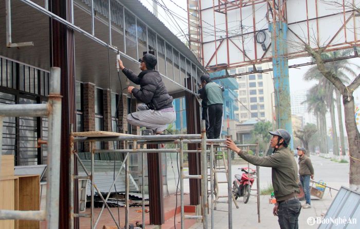Các hàng quán dọc bãi biển Cửa Lò tập trung tân trang lại mặt bằng trước mùa du lịch. Ảnh: Quang An
