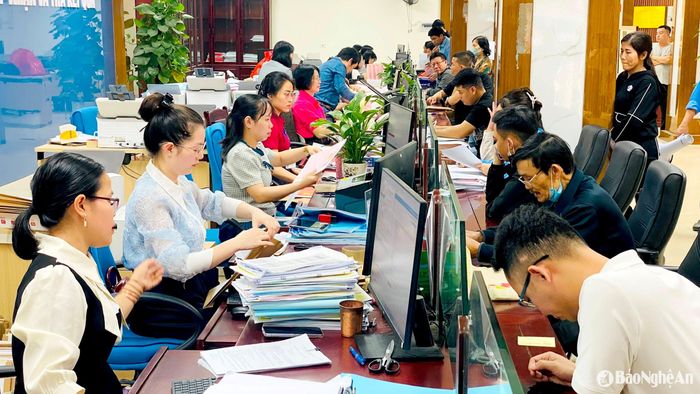 Cán bộ trung tâm thường xuyên phải làm thêm giờ để giải quyết hồ sơ cho người dân. Ảnh: Nguyễn Hải