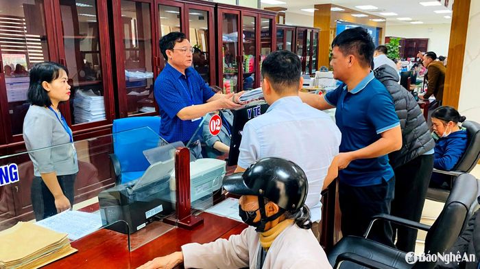 Mỗi quầy tiếp nhận đều có 3 - 4 người làm hồ sơ. Ảnh: Q.A