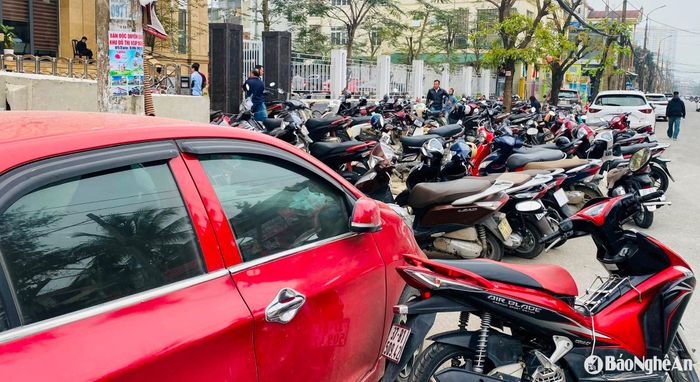 Phương tiện của người dân đến làm việc để lộn xộn, tràn ra lòng đường Đinh Công Tráng. Ảnh: Nguyễn Hải