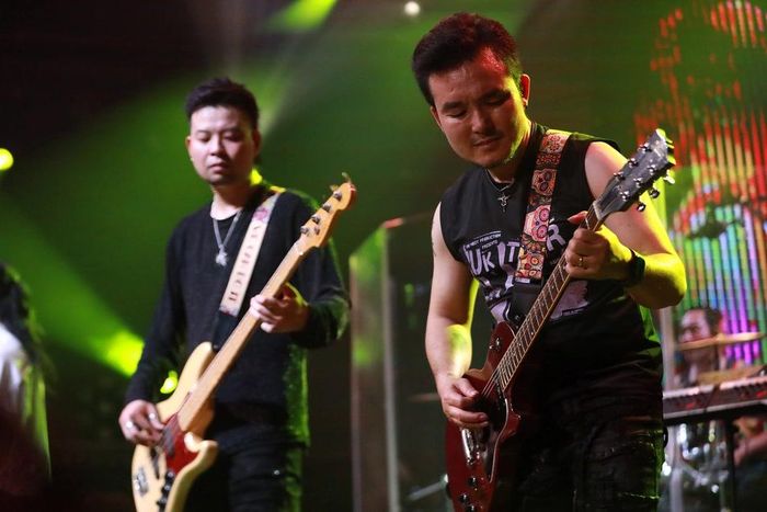 Guitarist Vũ Văn Hà, Bassist Tăng Xuân Kiên (ảnh Hồ Minh)