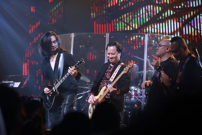 Guitarist Trần Tuấn Hùng và các cựu thành viên ban nhạc Bức Tường cùng biểu diễn tác phẩm "Cây bàng" (ảnh Du Nguyễn)