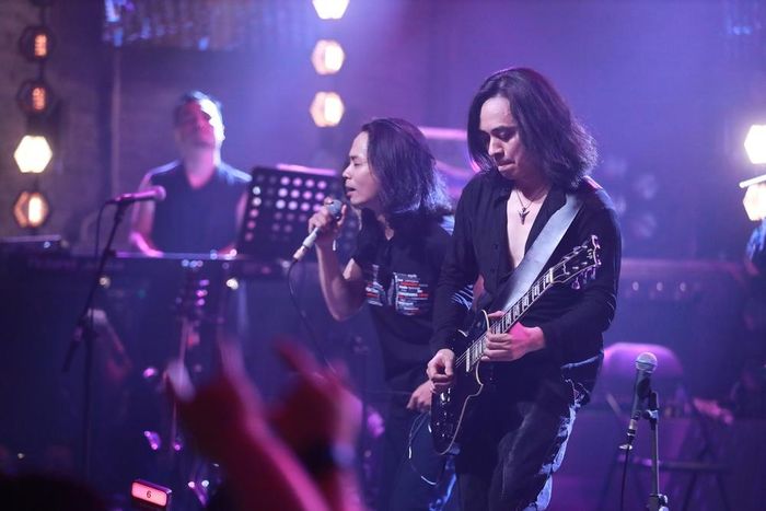 Guitarist Trần Tuấn Hùng, ca sĩ Nguyễn Việt Lâm (ảnh Hồ Minh)