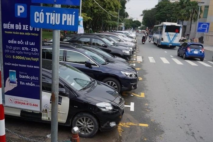Điểm đỗ xe ô tô có thu phí. Ảnh: HÙNG HÙNG
