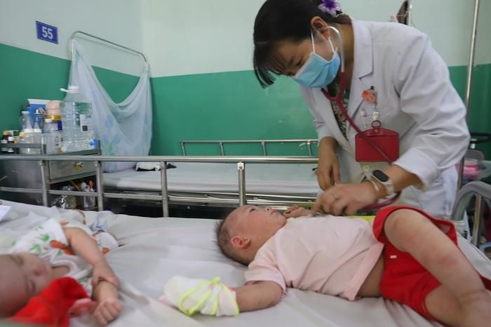 Bác sĩ thăm khám cho bệnh nhi mắc sởi điều trị tại bệnh viện
