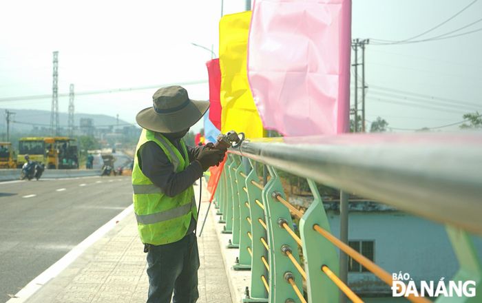 Đơn vị thi công gấp rút hoàn thiện các hạng mục trên cầu như: hệ thống lan can, chống thấm mặt cầu, khe co giãn... 