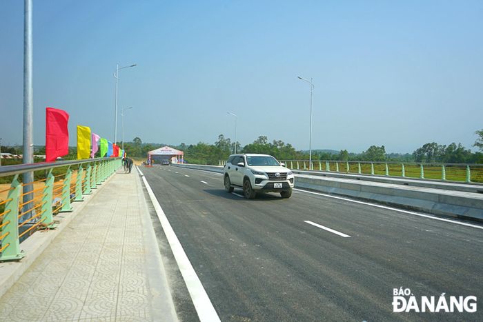 Đơn vị thi công đã hoàn thành 90% các mố trụ; hoàn thành đúc, lắp đặt 20 dầm bê tông cốt thép; hoàn thành hợp long toàn cầu...
