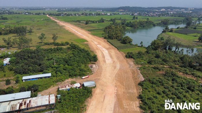 Đoạn dẫn phía tỉnh Quảng Nam dài 50m, bề rộng nền đường 27m, bề rộng mặt đường mỗi bên 7m. Theo chủ đầu tư, phần đường dẫn này còn vướng giải phóng mặt bằng nên chưa thể hoàn thành trong tháng 3-2025.