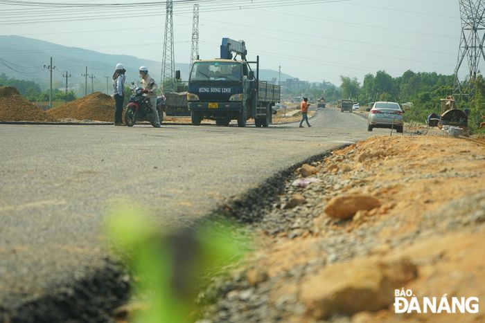 Đoạn dẫn phía thành phố Đà Nẵng dài 1.154m, bề rộng nền đường 34m, bề rộng mặt đường mỗi bên 7m. Hiện đoạn đường này đã được thảm nhựa để phục vụ thông xe kỹ thuật trong ngày 27-3. 