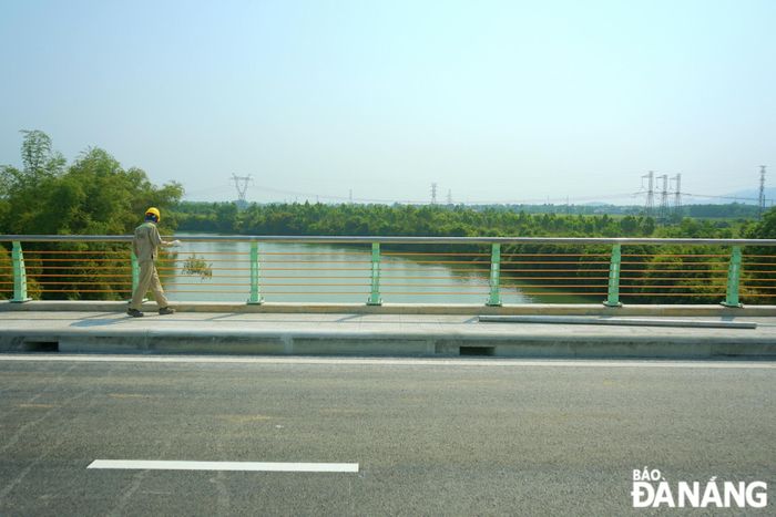 Trên cầu có phần vỉa hè cho người đi bộ. 