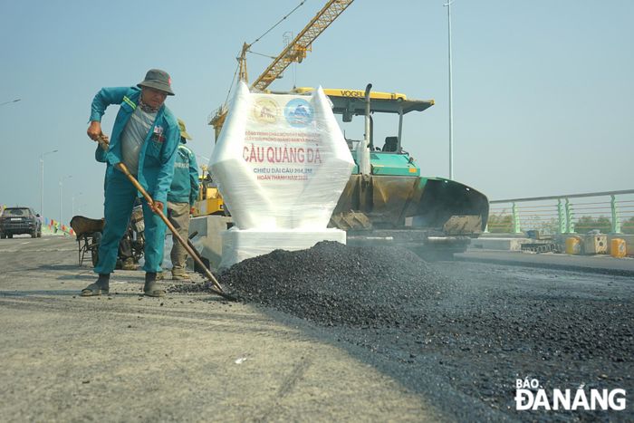 Nhà thầu huy động số lượng lớn phương tiện và nhân lực để hoàn thành các hạng mục còn lại của công trình: đắp đất nền đường dẫn, móng mặt đường dẫn, trồng cây xanh, lắp đặt điện chiếu sáng, cấp nước, thoát nước... 