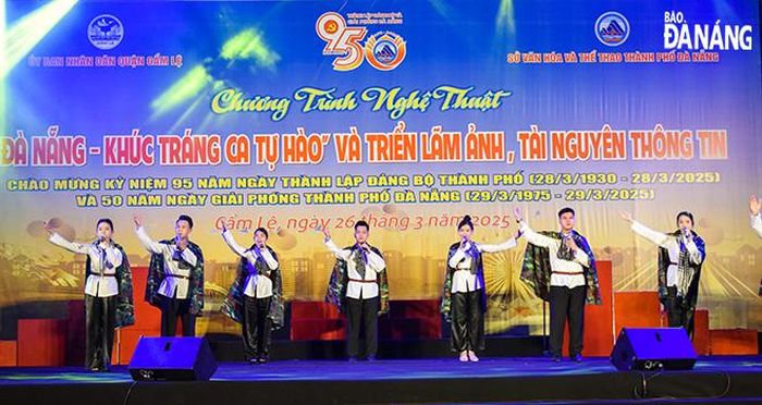 Tiết mục múa hát ngợi ca tình yêu quê hương Đà Nẵng. Ảnh: ĐOÀN HẠO LƯƠNG