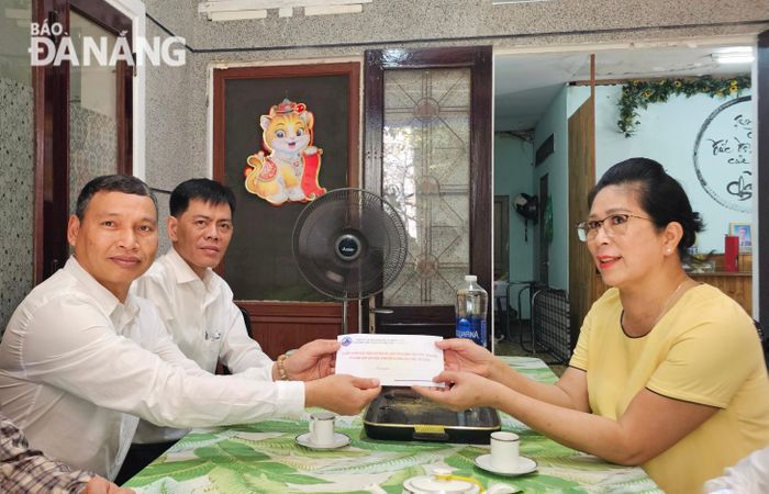Phó Chủ tịch Thường trực UBND thành phố Hồ Kỳ Minh thăm hỏi, tặng quà gia đình bà Nguyễn Thị Nguyệt Ánh. Ảnh: L.P