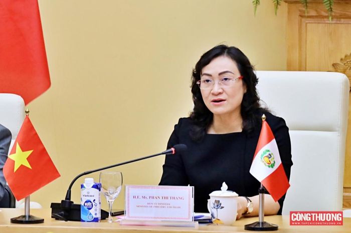 Thứ trưởng Phan Thị Thắng đề nghị hai bên tăng cường hỗ trợ cộng đồng doanh nghiệp thông qua các hoạt động như cung cấp thông tin thị trường, tổ chức xúc tiến thương mại - đầu tư, kết nối giao thương cả trực tiếp và trực tuyến