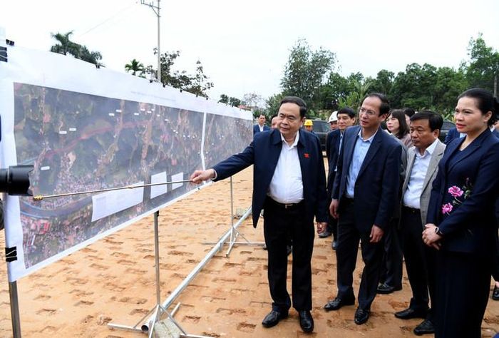 Chủ tịch Quốc hội Trần Thanh Mẫn kiểm tra tiến độ thi công tuyến đường từ thị trấn Sơn Dương đi xã Tân Trào. Ảnh: Lâm Hiển