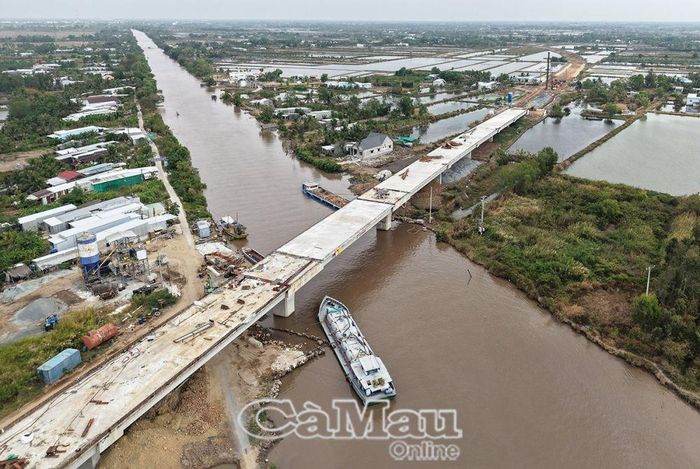 Đi dần về điểm cuối nối ra Quốc lộ 1 và cầu vượt kênh xáng Lương Thế Trân - đây được xem là một trong những công trình cầu lớn nhất trên tuyến nối cao tốc, hiện đã cơ bản hoàn thành mặt cầu.