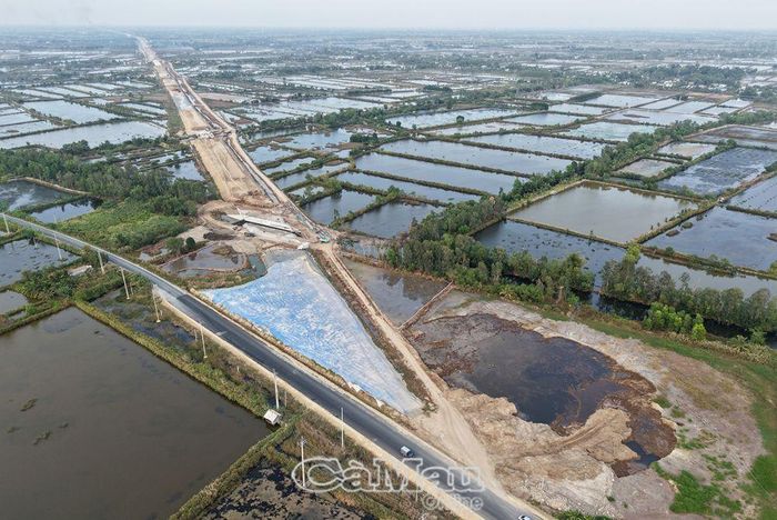 Điểm cuối của tuyến cao tốc Cần Thơ - Hậu Giang - Cà Mau tại nút giao với tuyến Xuyên Á (xã Hồ Thị Kỷ, huyện Thới Bình). Từ đây, tuyến cao tốc đi vào tuyến nối để thông ra Quốc lộ 1. Tại vị trí này tới đây sẽ là điểm đầu của tuyến cao tốc Cà Mau - Đất Mũi, cũng như hình thành tuyến vành đai TP Cà Mau nối với tuyến Quản lộ - Phụng Hiệp, Sân bay Cà Mau, từ đó sẽ hình thành nút giao 5 ngã, hiện đại.